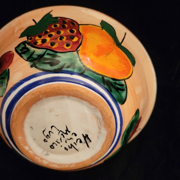 Mexican Hand Painted Pottery Fruit Bowl Signed by Artist. Bowl has multicolored - Picture 6 of 7